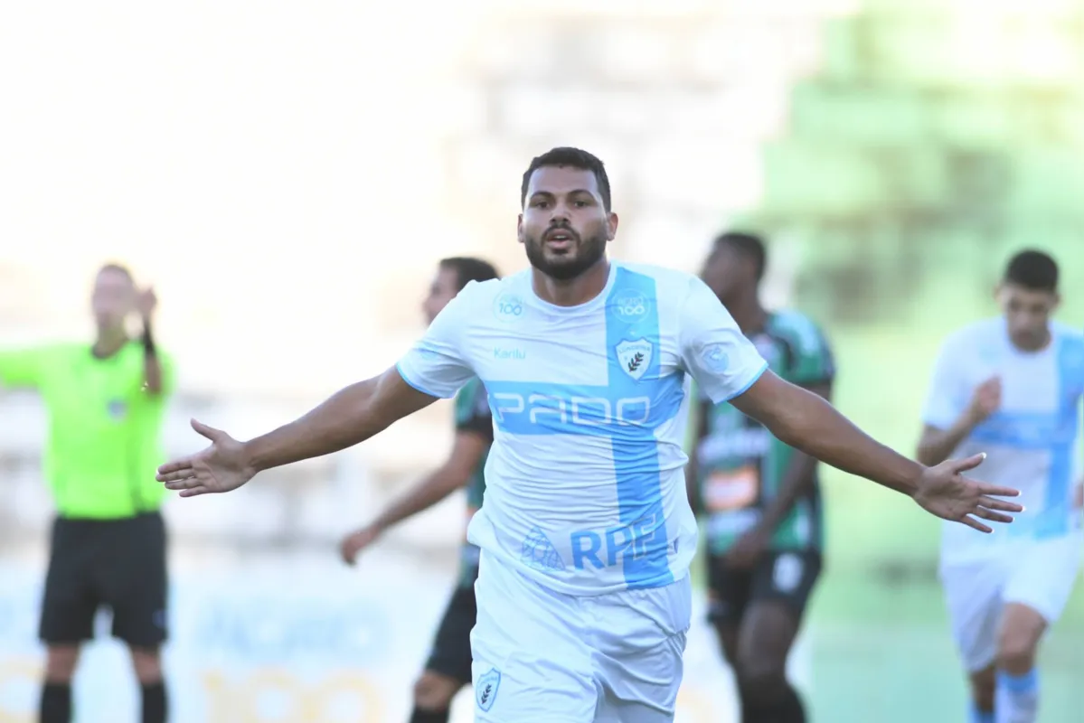 Carlos Henrique marcou o gol de empate do Londrina no último lance do jogo