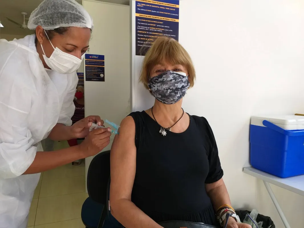 A aposentada Sirlei Albino da Silva recebeu a primeira dose da vacina no feriado