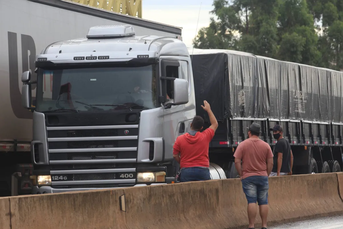 Imagem ilustrativa da imagem Londrina tem quarto dia de protesto contra a alta do combustível