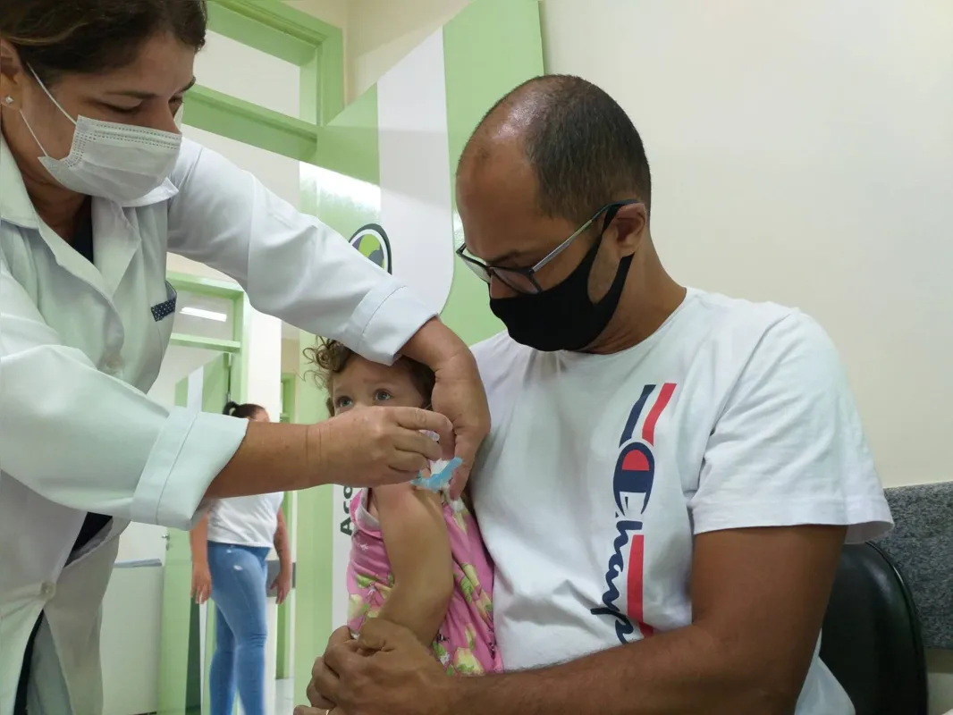 O auxiliar de estoque Sandro Marques levou a filha, Maria Julia, para vacinar contra a gripe: 'temos que nos proteger'