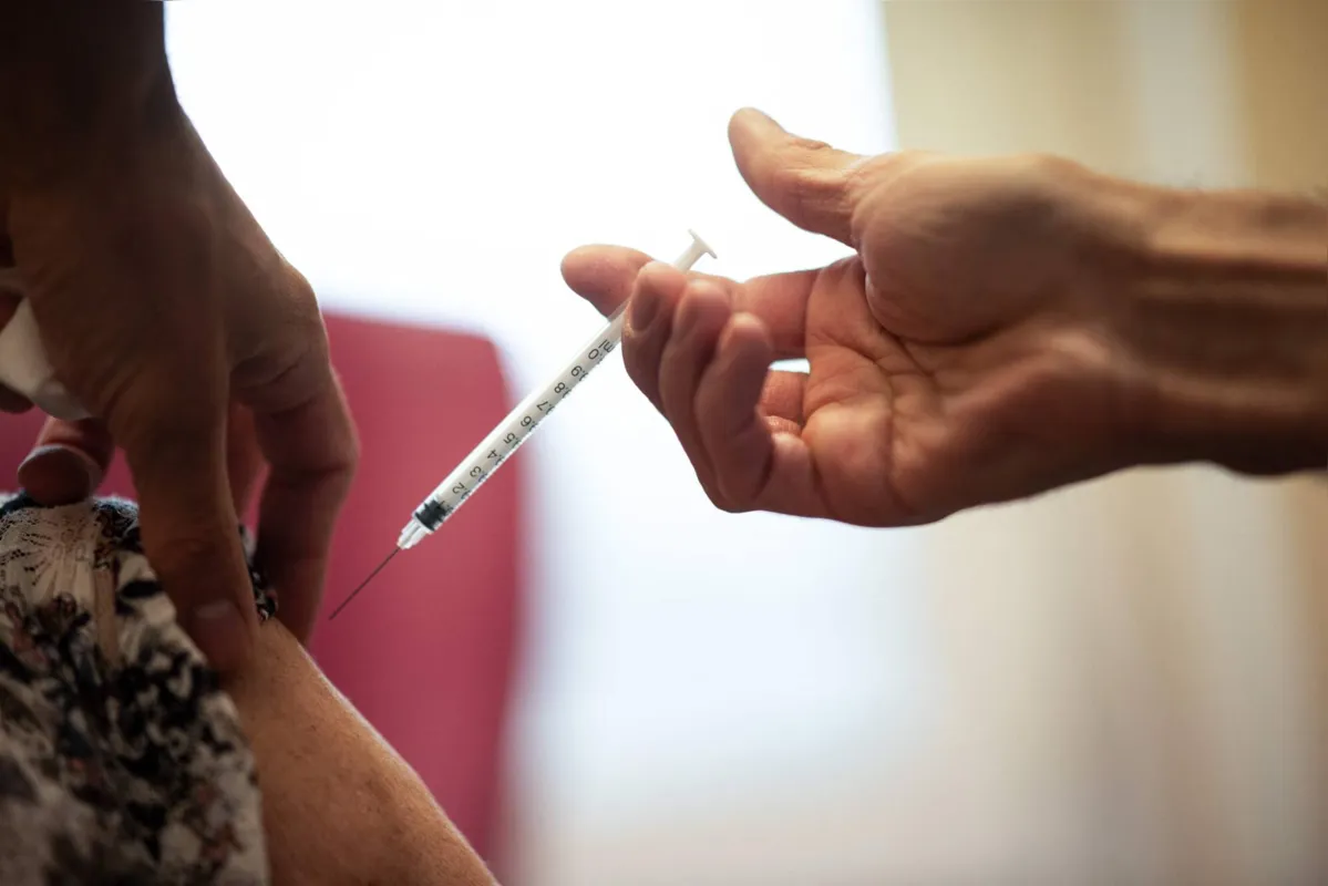 A Comissão Europeia afirma que a situação deve mudar no segundo semestre, com a entrega de 300 milhões de doses