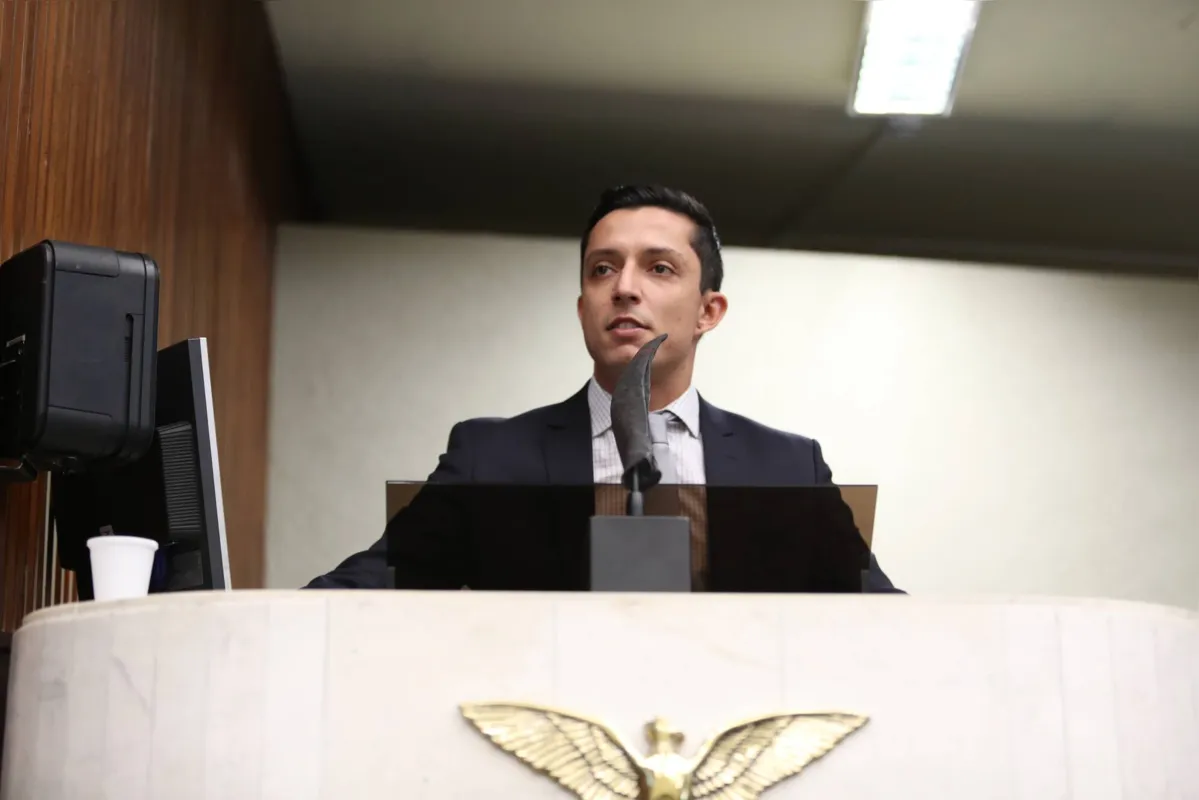 O deputado estadual Boca Aberta Jr. (PROS) diz que responsáveis pela Paraná Esporte deveriam conferir o material entregues a escolas estaduais antes de assinar o documento: “Está tudo normal”
