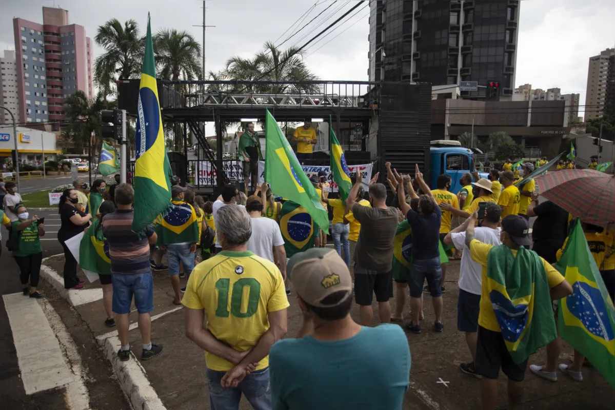Imagem ilustrativa da imagem Manifestantes em Londrina defendem tratamento precoce e o fim do lockdown