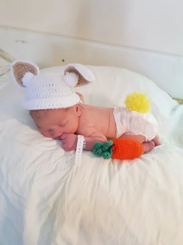 Imagem ilustrativa da imagem Maternidade e Unidade Neonatal fazem ensaio de bebês com o tema Páscoa