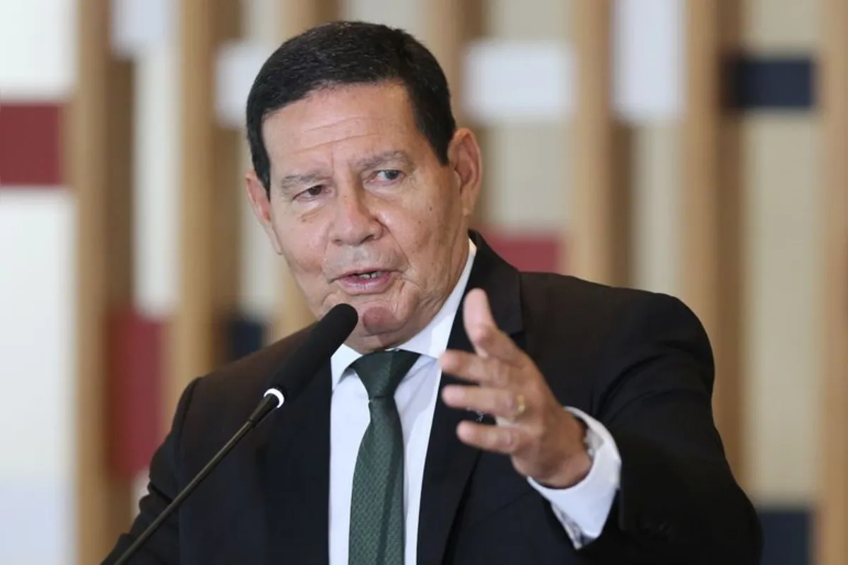 Imagem ilustrativa da imagem Mourão diz que culto é diferente de balada