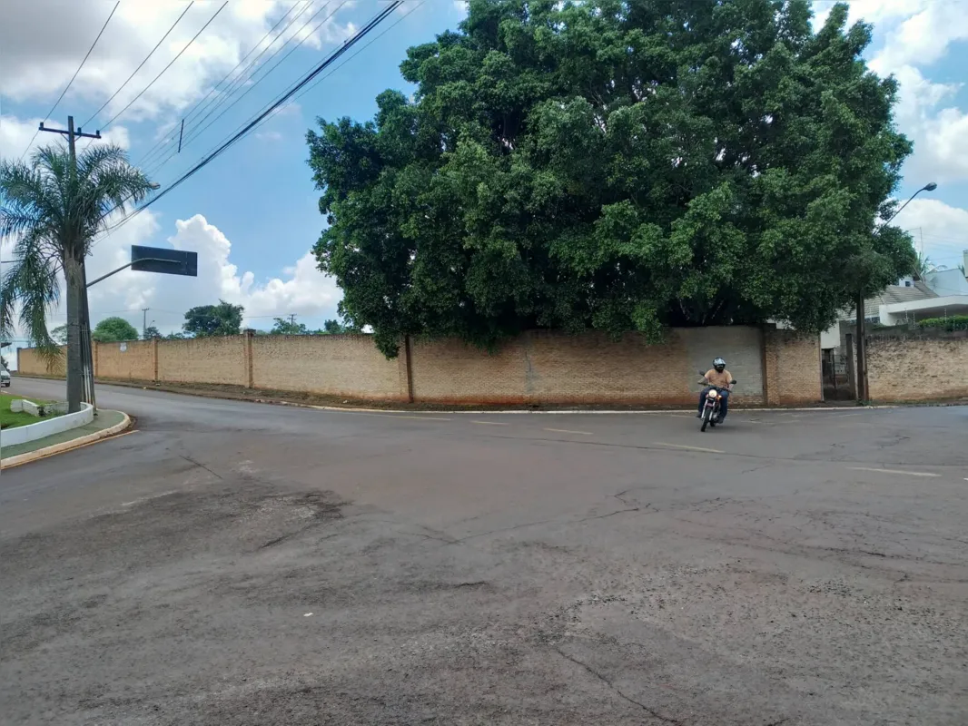 Projeto prevê pavimentação em pista dupla e construção de uma rotatória na rua Constantino Pialarissi