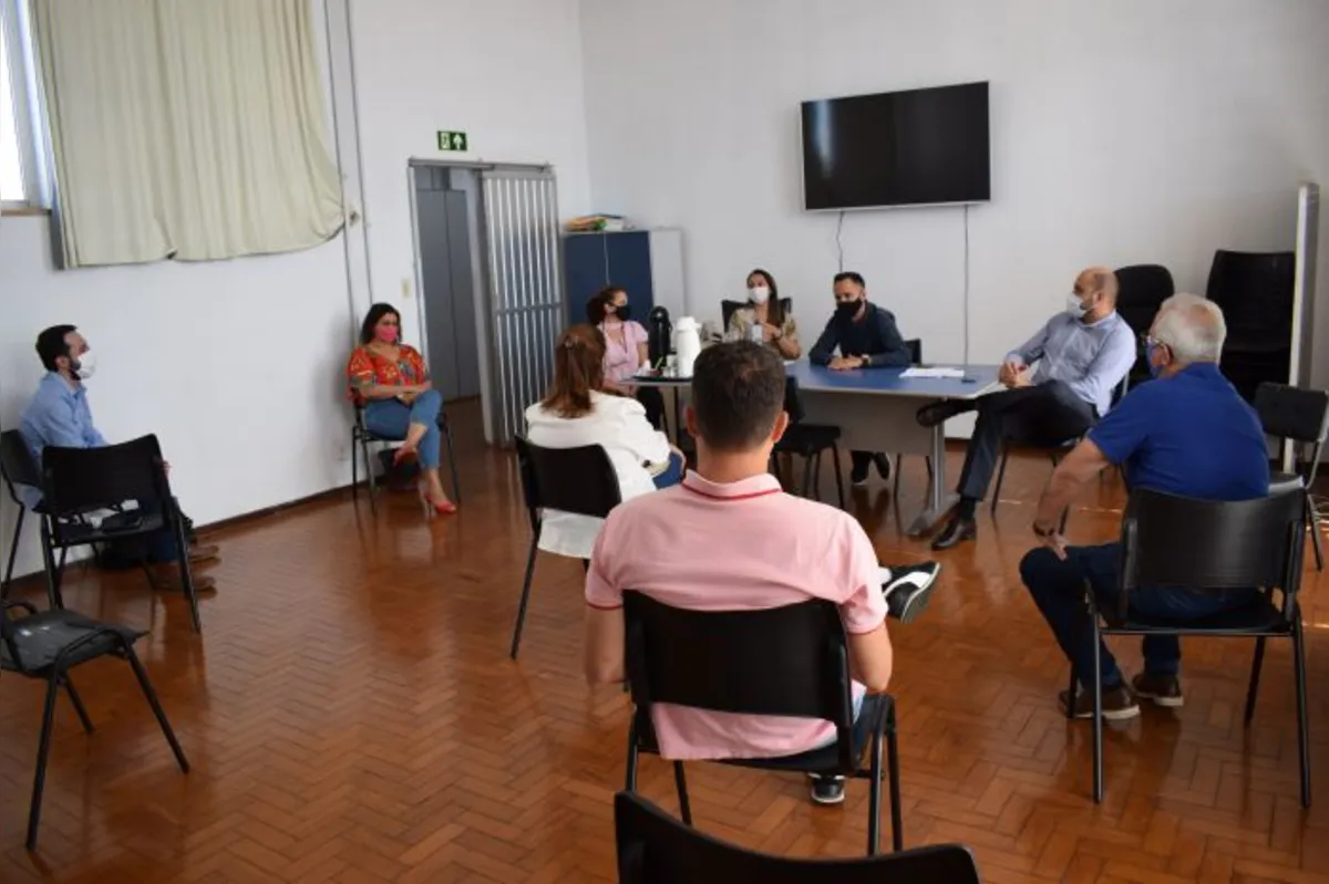 Membros da prefeitura de Umuarama foram a Rolândia conhecer o programa de auxílio municipal. 