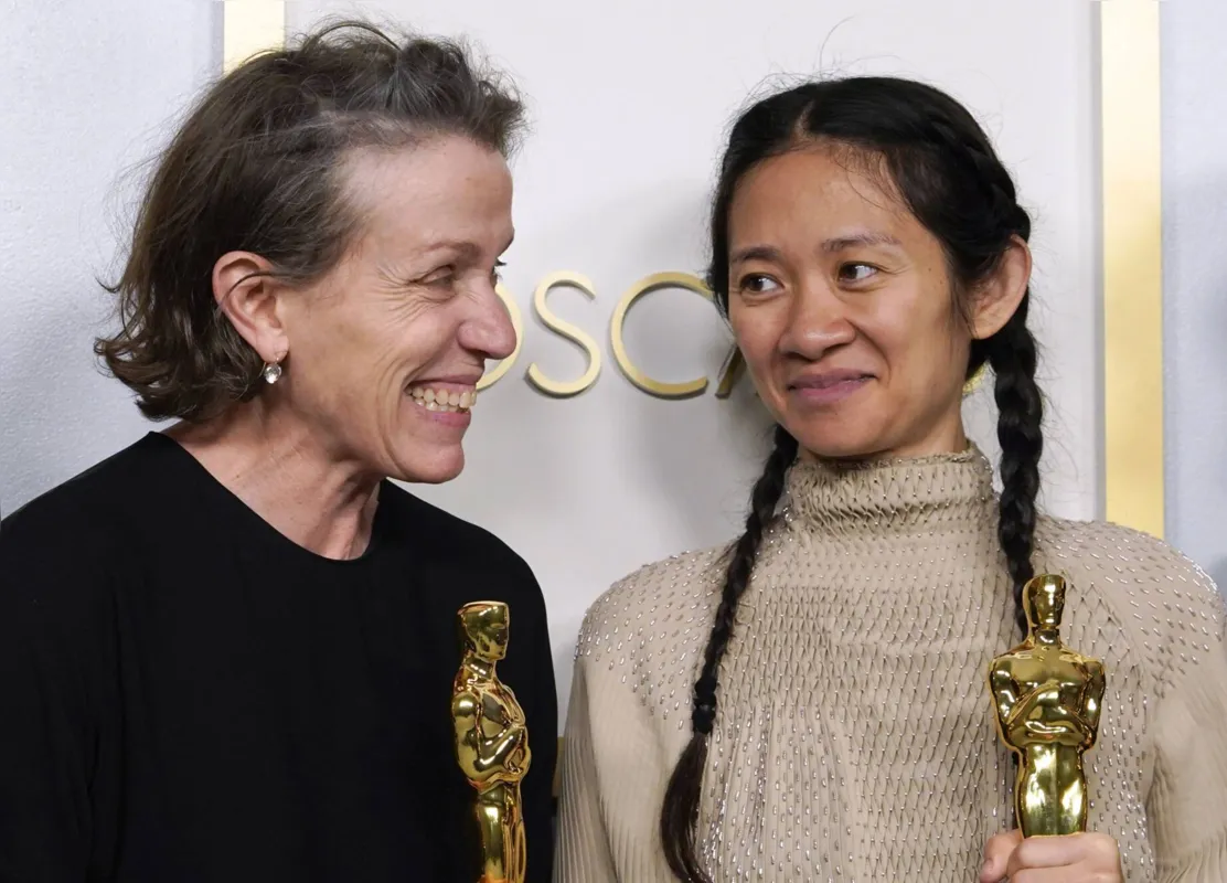 A atriz Frances McDormand e a diretora Chloé Zhao foram as grandes venecedoras desta edição do Oscar por "Nomadland"