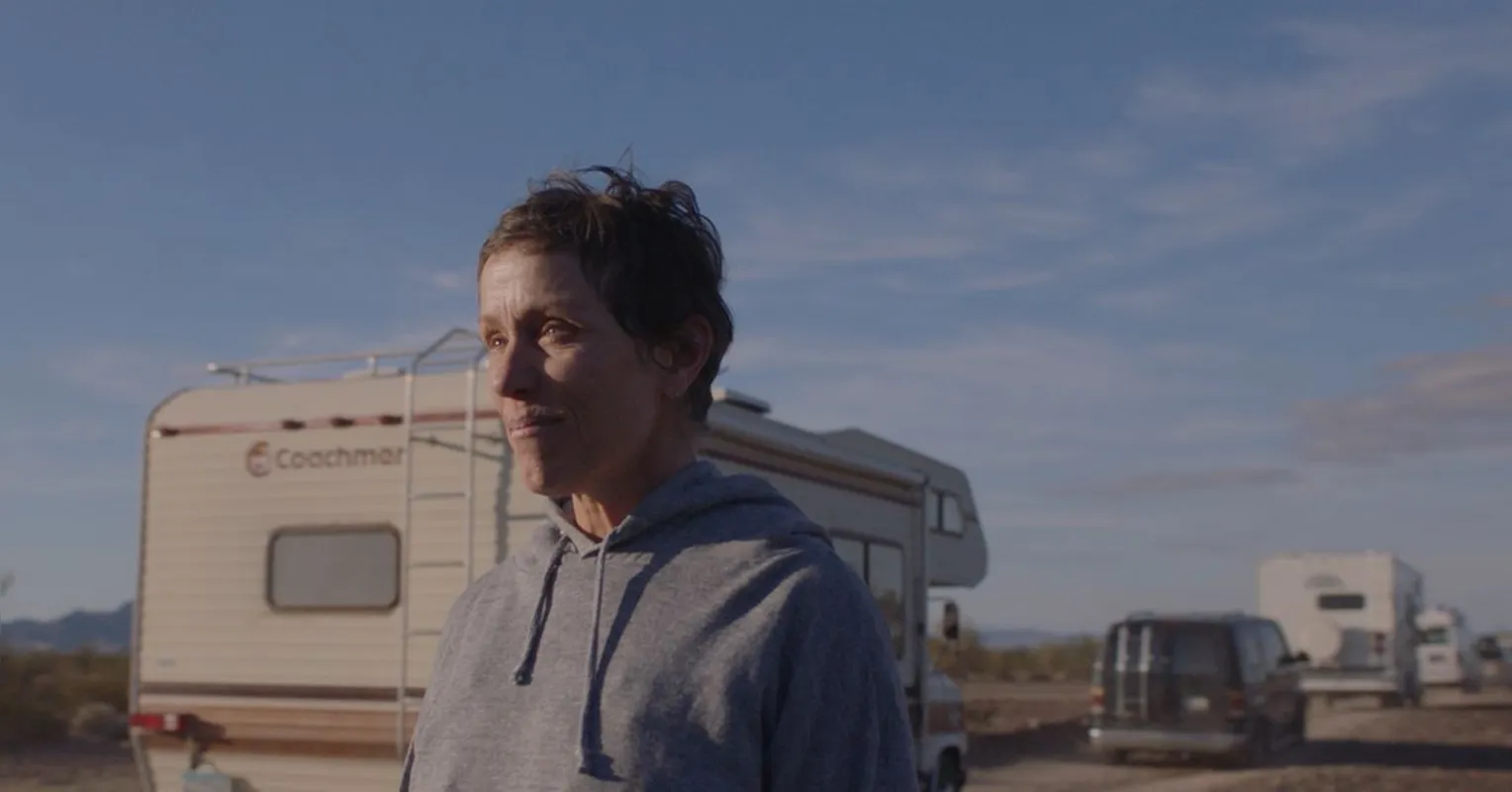 Fer, personagem de "Nomadland": filme mostra a precarização da massa trabalhadora, vítima de um sistema que os deixa, literalmente, na estrada