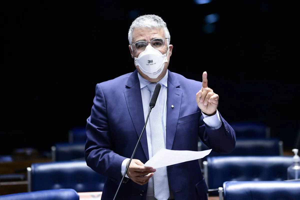 o senador Eduardo Girão (PODE-CE) compõe a base do governo na comissão