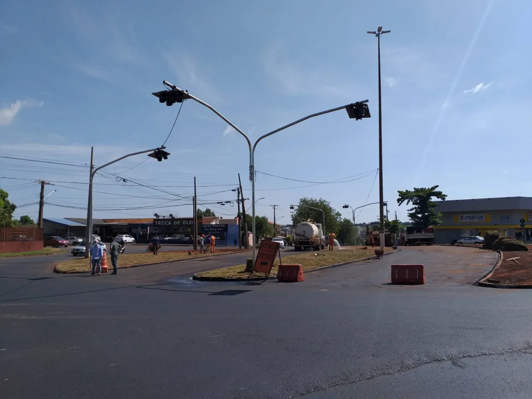 Semáforos foram instalados na rotatória para organizar o trânsito