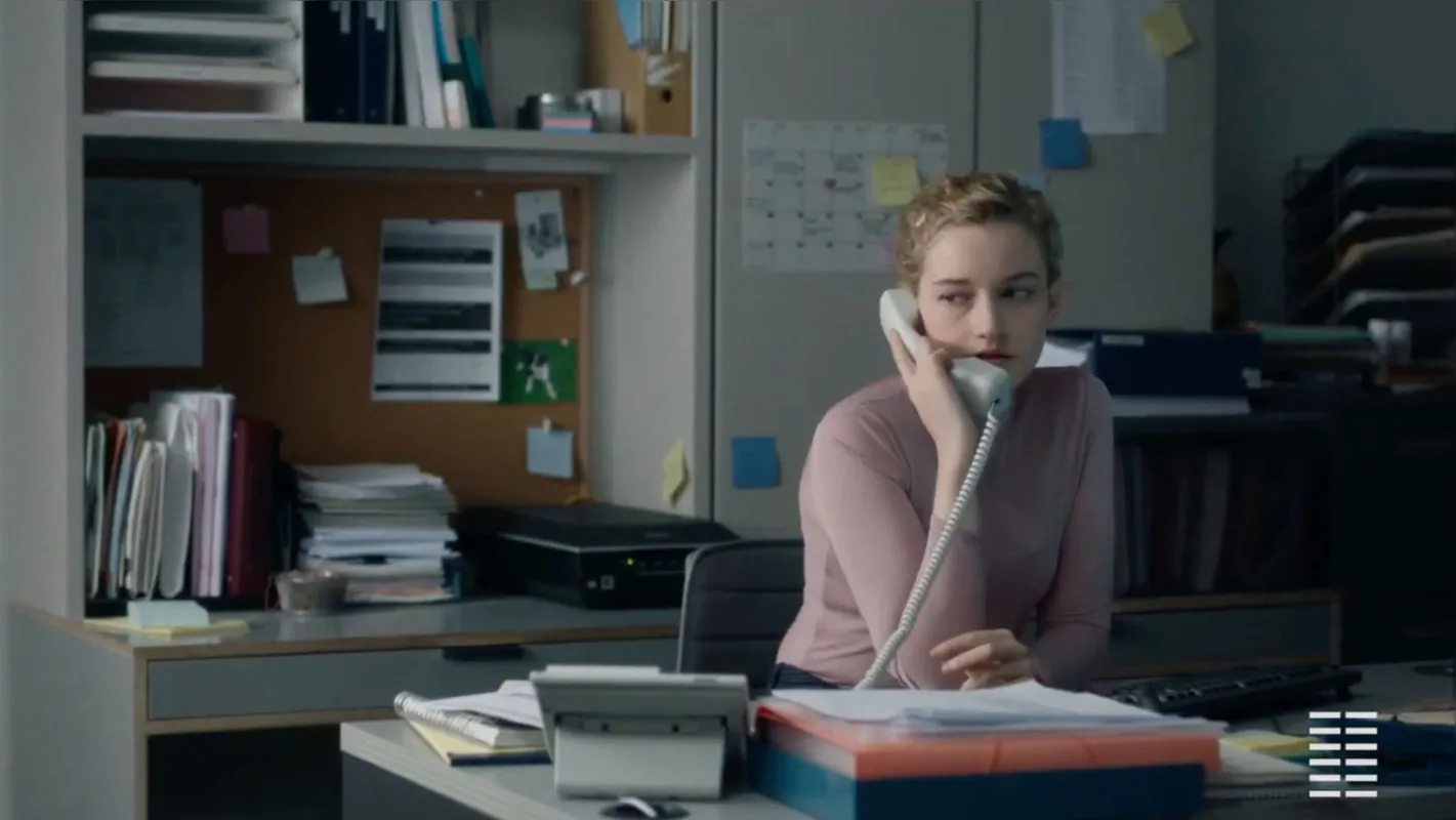 Julia Garner é a protagonista de “A Assistente” num trabalho de poucas palavras e muita expressão corporal