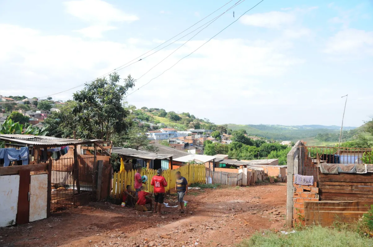 Vila Feliz, área de invasão na zona sul de Londrina, onde vivem 64 famílias
