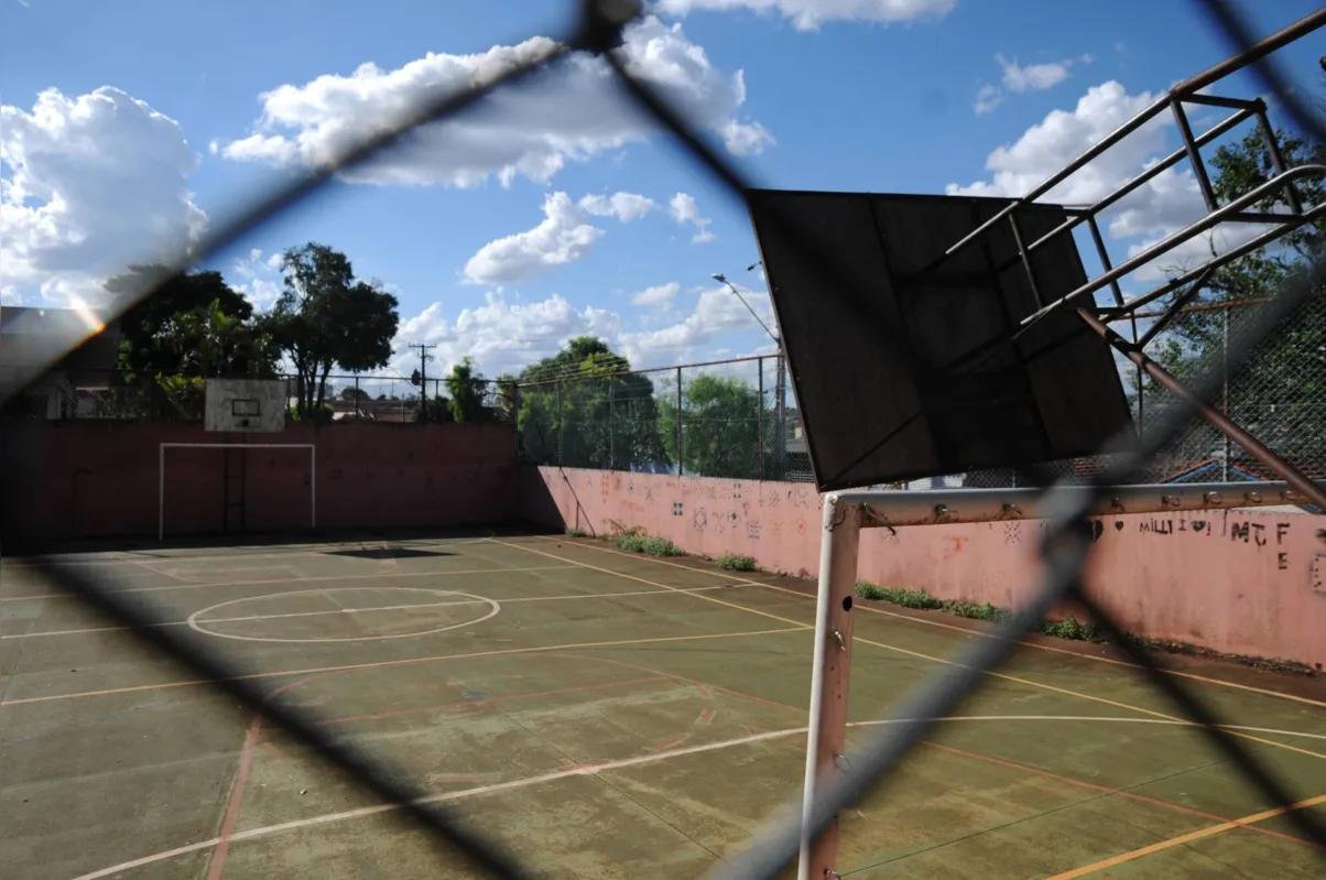 "Recebi esse material, achando que seria um trabalho em prol da educação. Hoje eu analiso que a intenção era se promover"
Edineia Maturana, diretora
