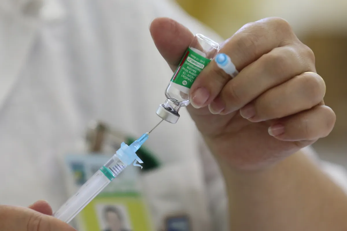 Imagem ilustrativa da imagem Paraná receberá mais 242 mil doses de vacinas contra a Covid-19