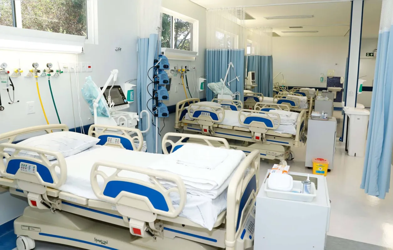 O informe relata que 2.428 pacientes com diagnóstico confirmado de Covid-19 estão internados. São 1.960 pacientes em leitos SUS (956 em UTI e 1.004 em enfermaria) e 468 em leitos da rede particular (275 em UTI e 193 em enfermaria).