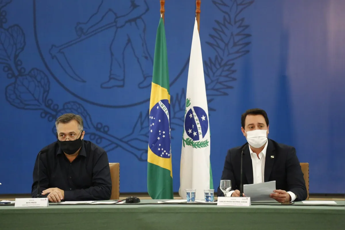 O secretário Beto Preto e o governador Ratinho Junior, em coletiva virtual: toque de recolher continua no Paraná