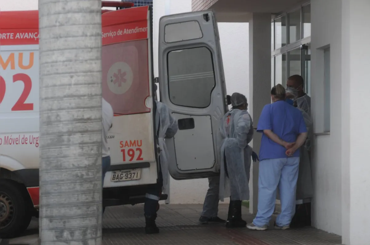 Imagem ilustrativa da imagem Paraná tem mais de mil pacientes na fila por um leito para Covid-19
