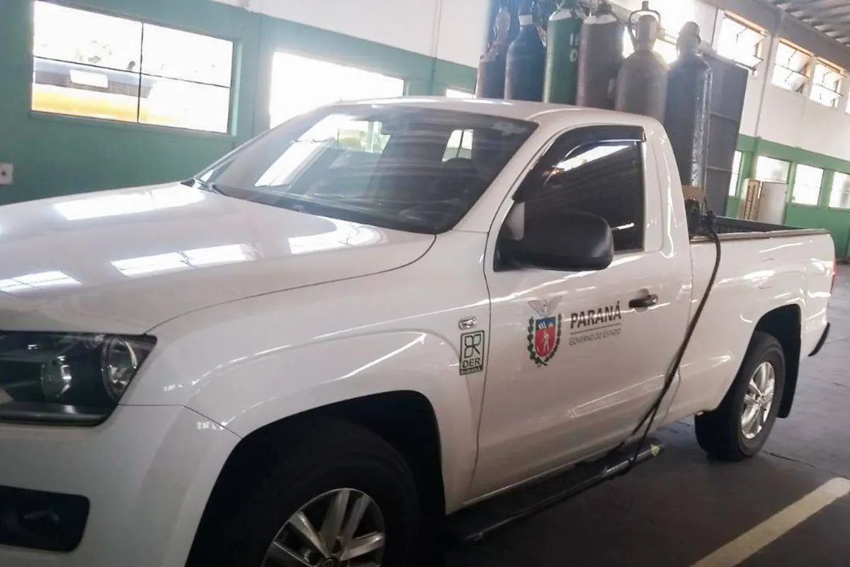 O Departamento de Estradas de Rodagem do Paraná (DER/PR) está realizando hoje (23/03) a entrega de 44 cilindros de oxigênio para a Defesa Civil e Secretaria da Saúde (SESA), em Curitiba. Os equipamentos serão emprestados às prefeituras municipais para atender aos pacientes vítimas de COVID-19 internados que precisam de oxigenação suplementar. -  Foto: Divulgação DER
