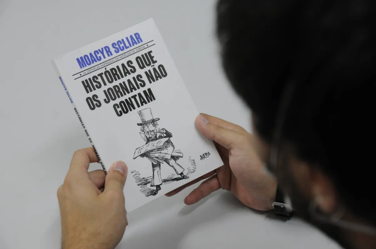 O autor, Moacyr Scliar, utiliza notícias reais e recria histórias em cada crônica: linguagem e tema atuais 
