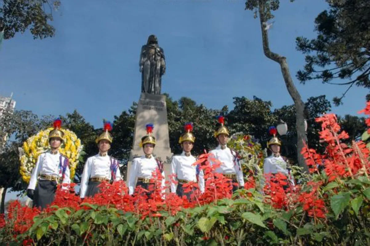 Polícias do Paraná reverenciam patriotismo e defesa da democracia ao comemorar o Dia do Tiradentes.