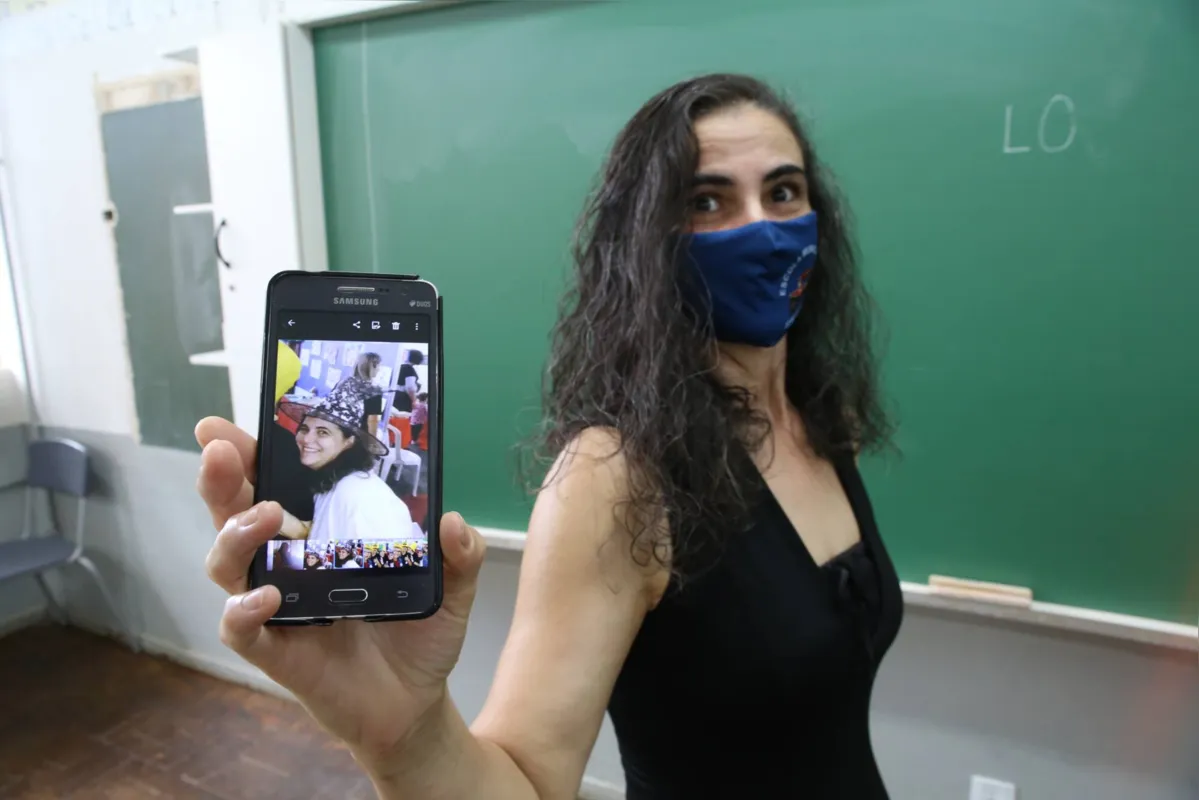 Leocir de Oliveira é professora há 19 anos:  "Ser professora é uma coisa que eu escolhi, que eu amo"