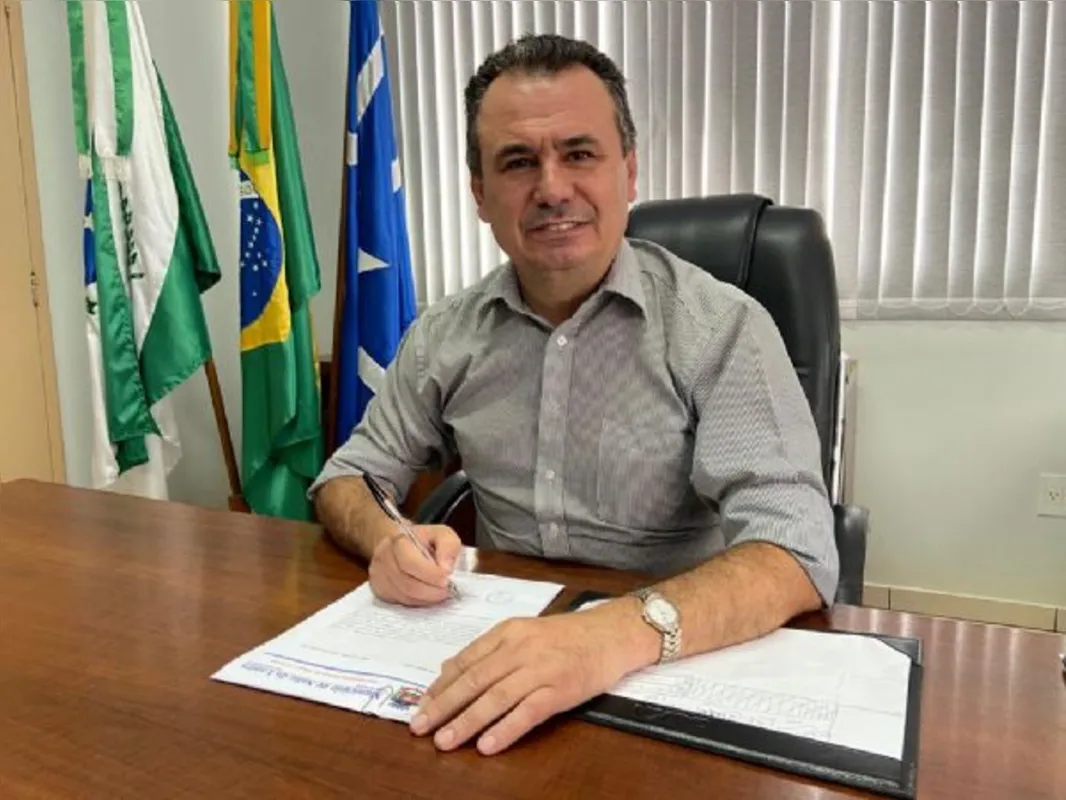 Imagem ilustrativa da imagem Prefeito do sudoeste do Paraná participa de evento com 200 pessoas e tem bens bloqueados