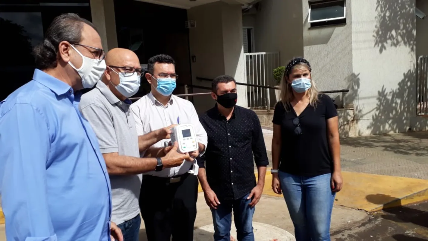 Imagem ilustrativa da imagem Prefeitos compram bombas de infusão para hospital de Cornélio