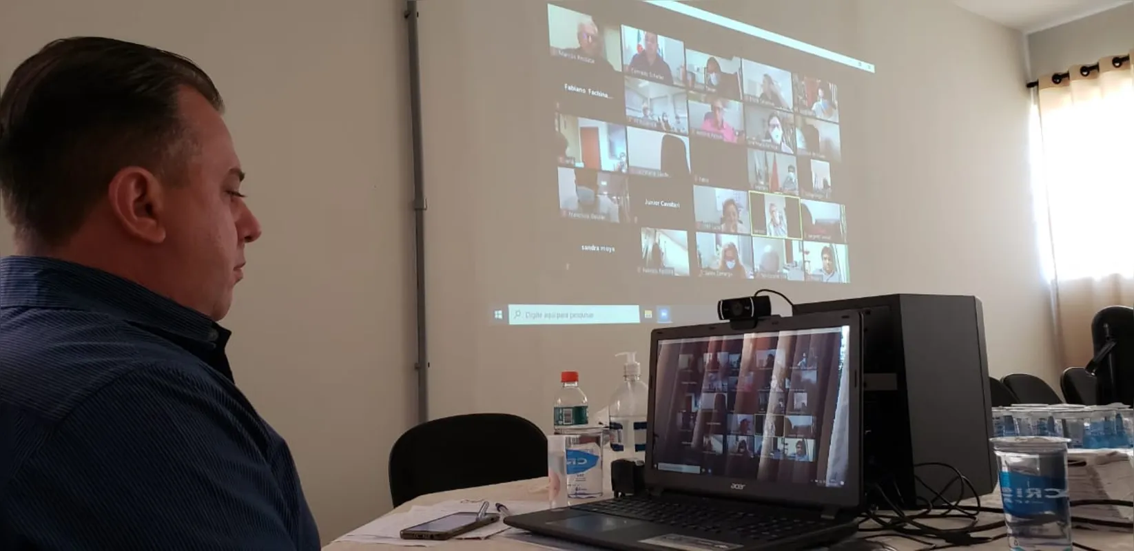 O prefeito de Cambé, Conrado Scheller, durante a reunião on-line com os outros colegas que fazem parte do Cismepar 