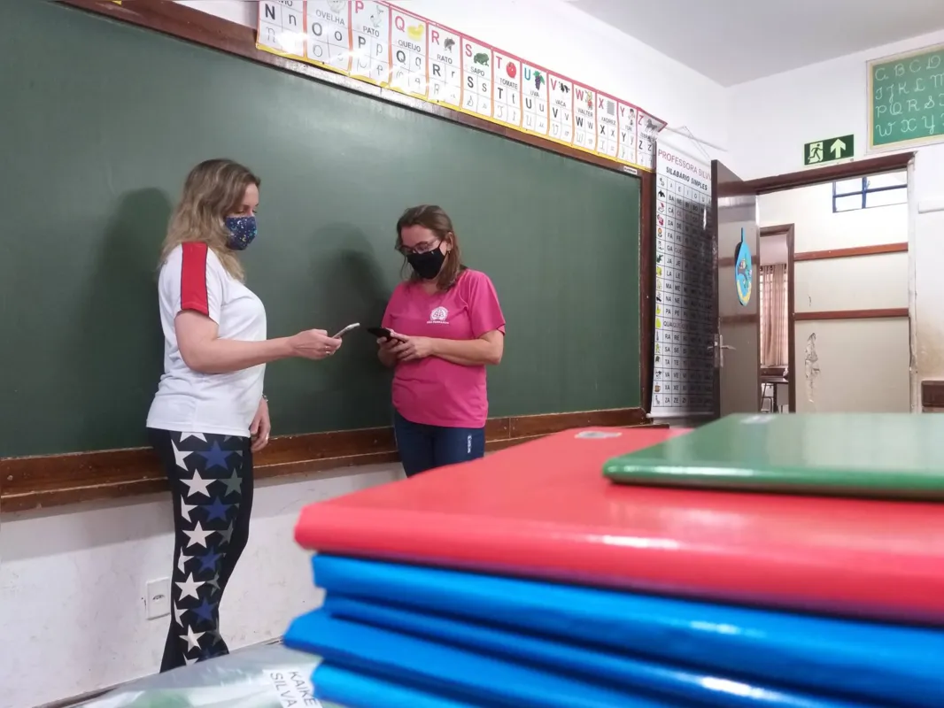 Rita de Cássia (esq.) e Rosi Muller (dir.), da escola municipal São Fernando: "Queremos que com o celular a criança tenha o mínimo de conhecimento possível"
