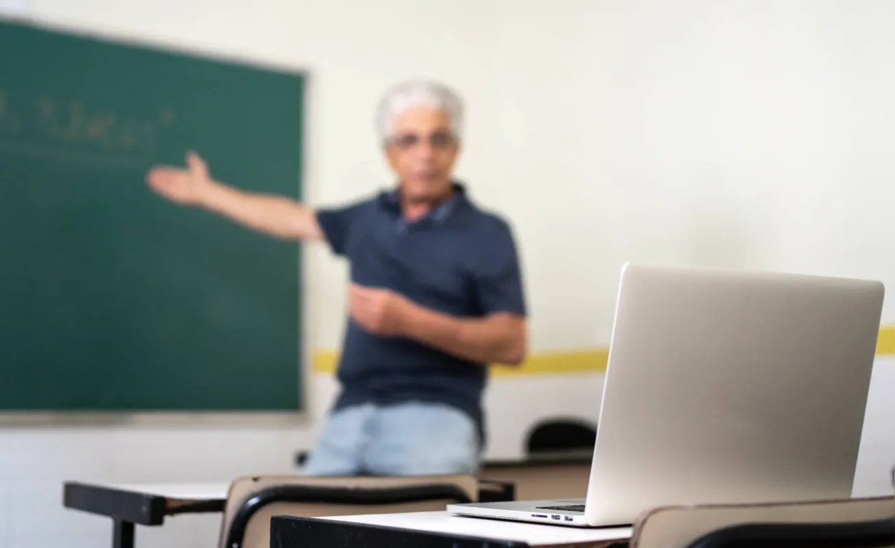 Imagem ilustrativa da imagem Professores da rede estadual temem cortes nos salários após adoção de novo sistema