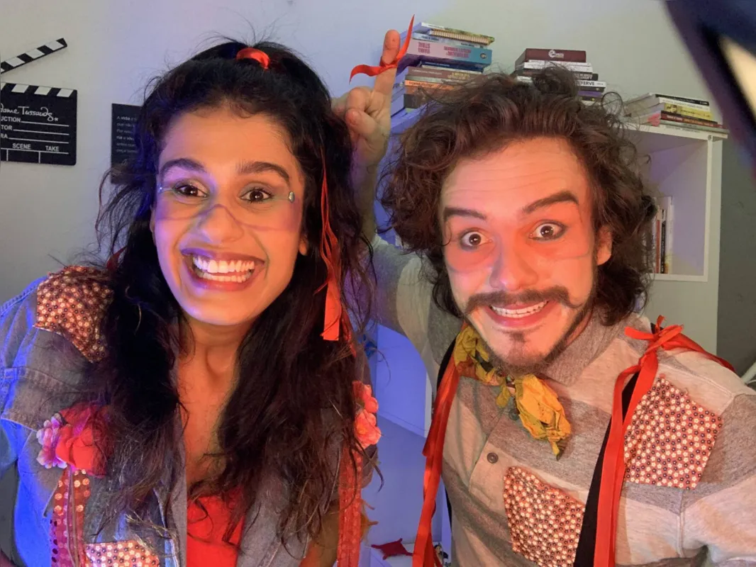 "Mala de Histórias": espetáculo traz dois personagens que sentem saudades dos amigos , mas não podem sair de casa porque o mundo parou