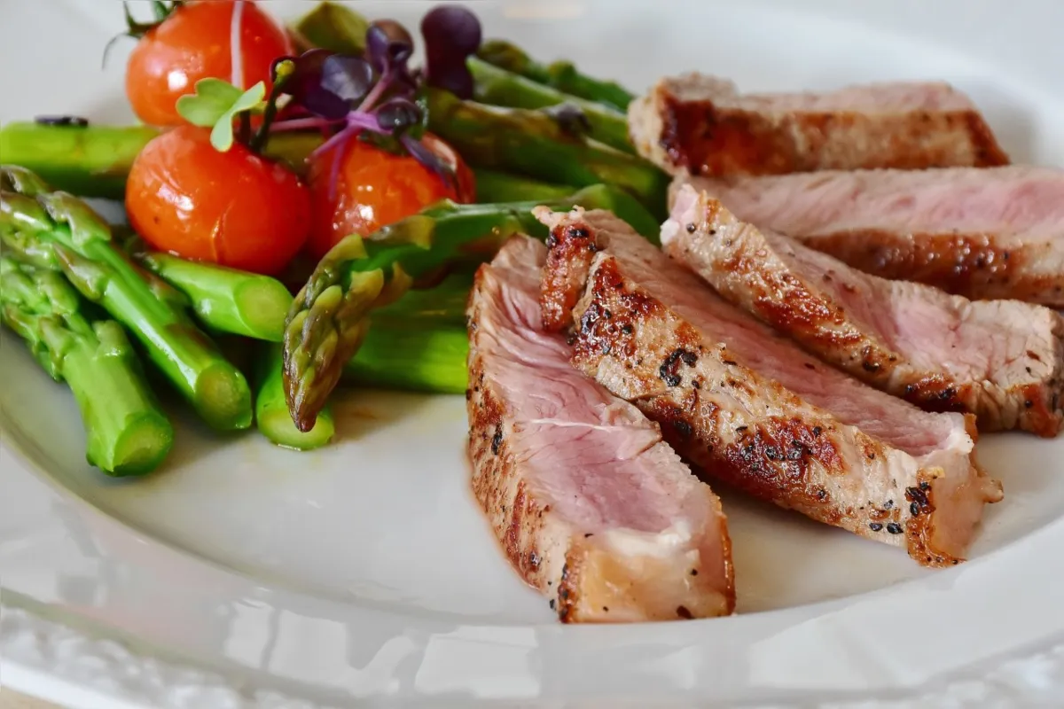 Para um bom churrasco, a escolha da carne é o primeiro passo, depois vem os acompanhamentos 