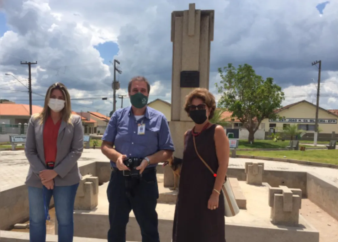 A prefeita Adelita Parmezan (PTB), o professor Roberto Bondarik e a técnica em museologia, Maria da Graça Montanha César, em frente ao memorial onde foram sepultados soldados mortos na Revolução de 1930