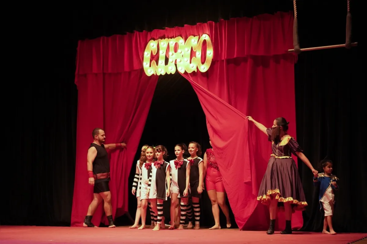 Flick Escola de Circo: o ensino é baseado em diferentes técnicas para o malabarismo, acrobacia, trapézio e outras habilidades