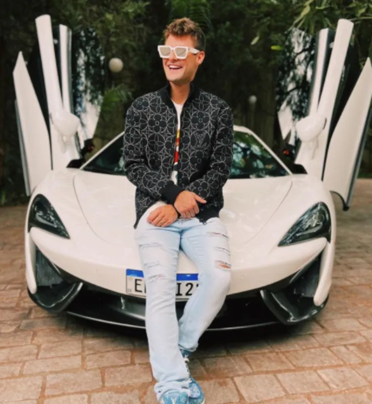 Rezende contrata jovem para participar do elenco de gravações de seu canal