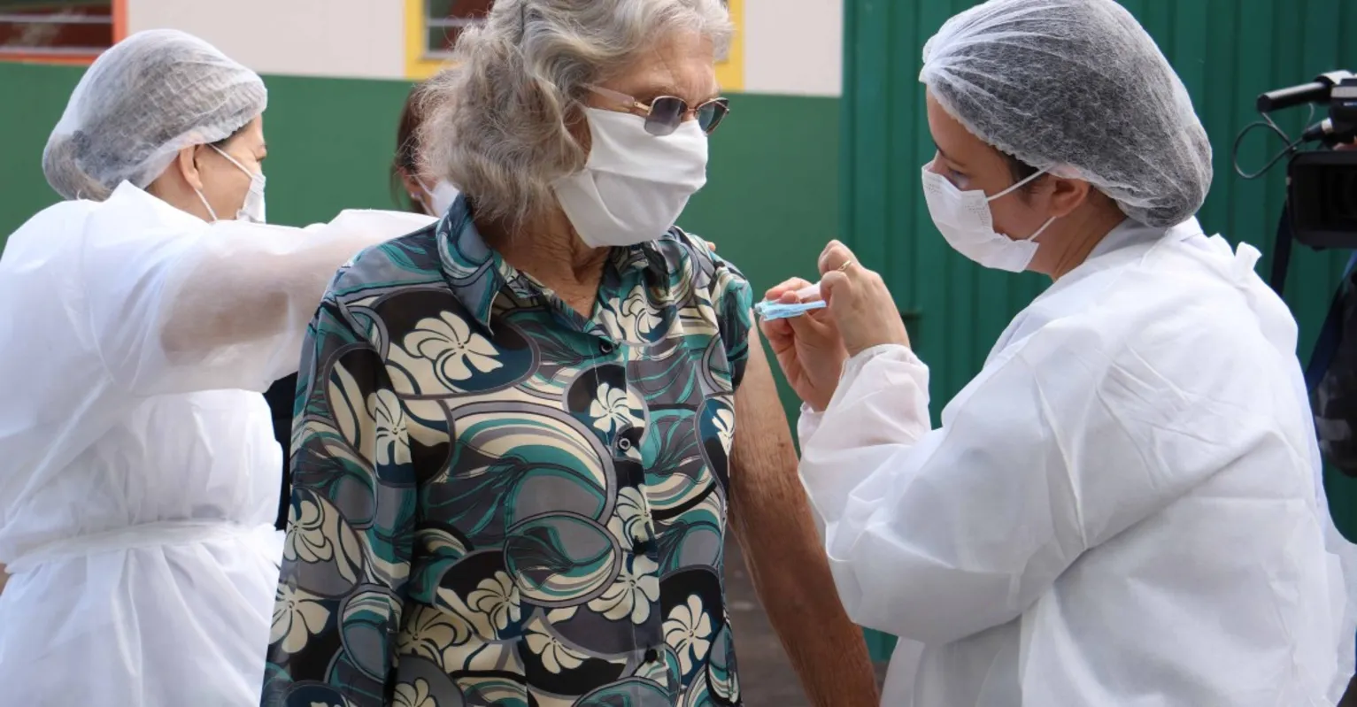Imagem ilustrativa da imagem Saúde reabre agendamento para vacinar idosos acima de 80 anos em Londrina