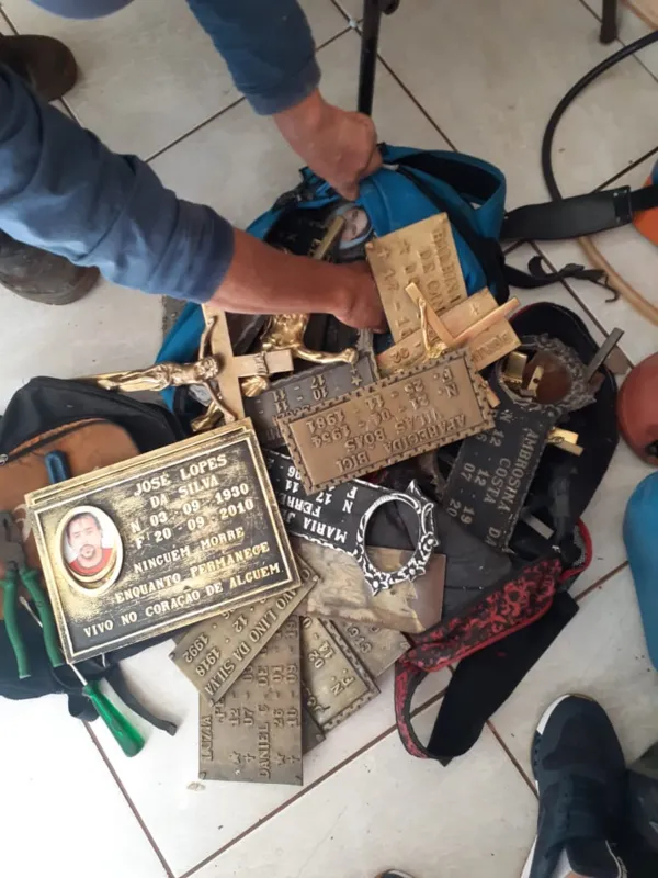 Objetos retirados de túmulos no início da madrugada de sábado (24).