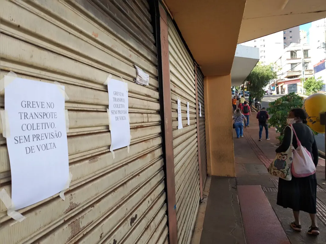 Avisos foram colocados nas portas do terminal: "sem previsão de volta"