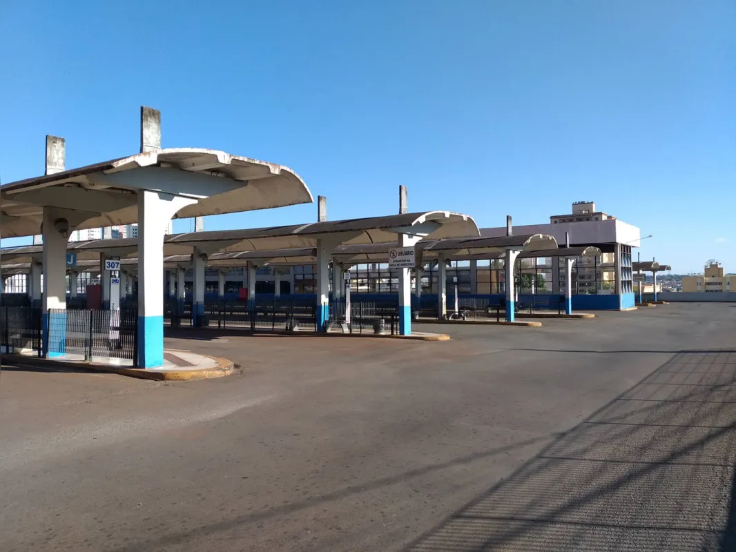 Recebendo milhares de passageiros diariamente, terminal amanheceu vazio 