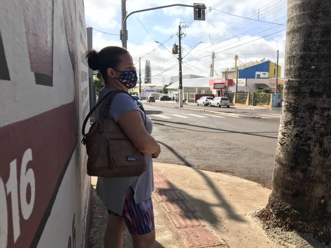 A costureira  Silmara Aparecida de Souza aguardava  uma van para ir trabalhar em Cambé