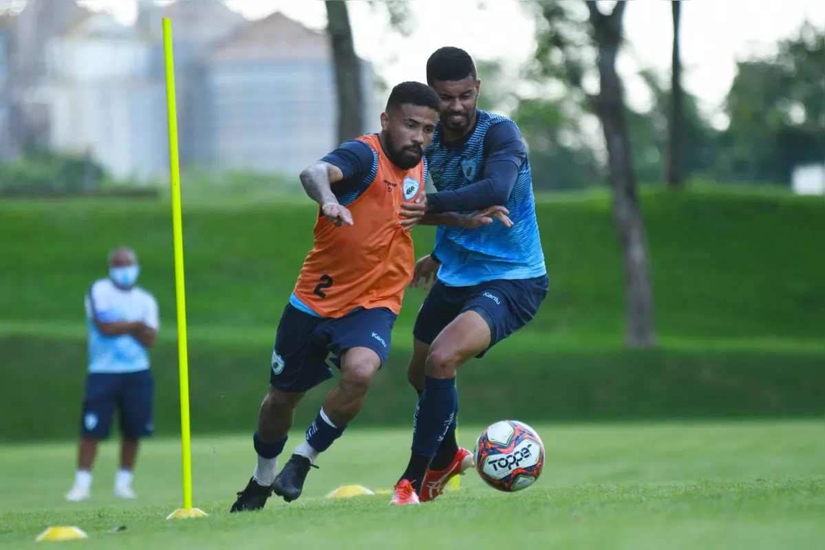 O atacante Douglas Santos (colete) será mantido no time para o confronto com o Azuriz