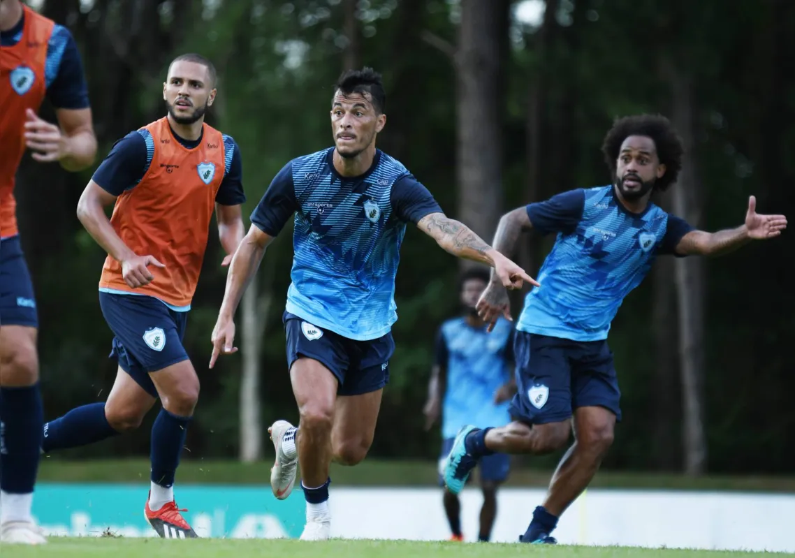 Jonatas Belusso será relacionado pela primeira vez e ficará no banco de reservas no jogo de domingo