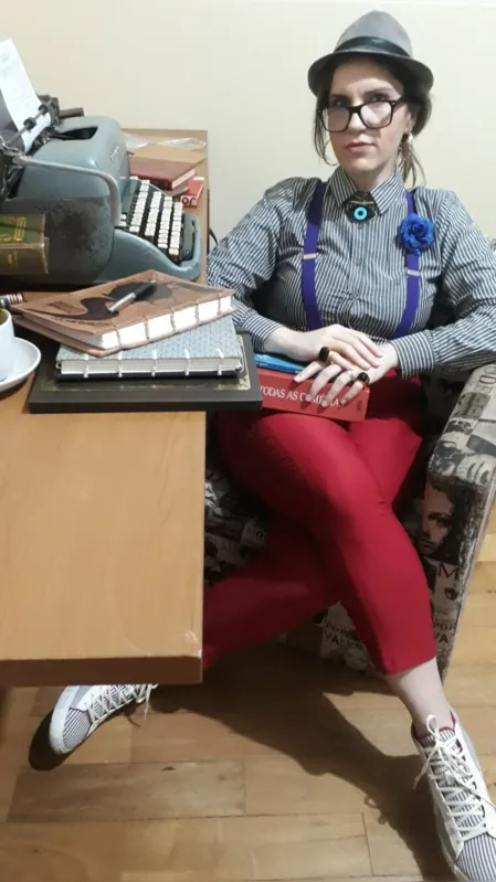 A escritora Camila Mossi participa do Londrixa nesta quinta-feira para abordar "O Ensino da Literatura no BNCC