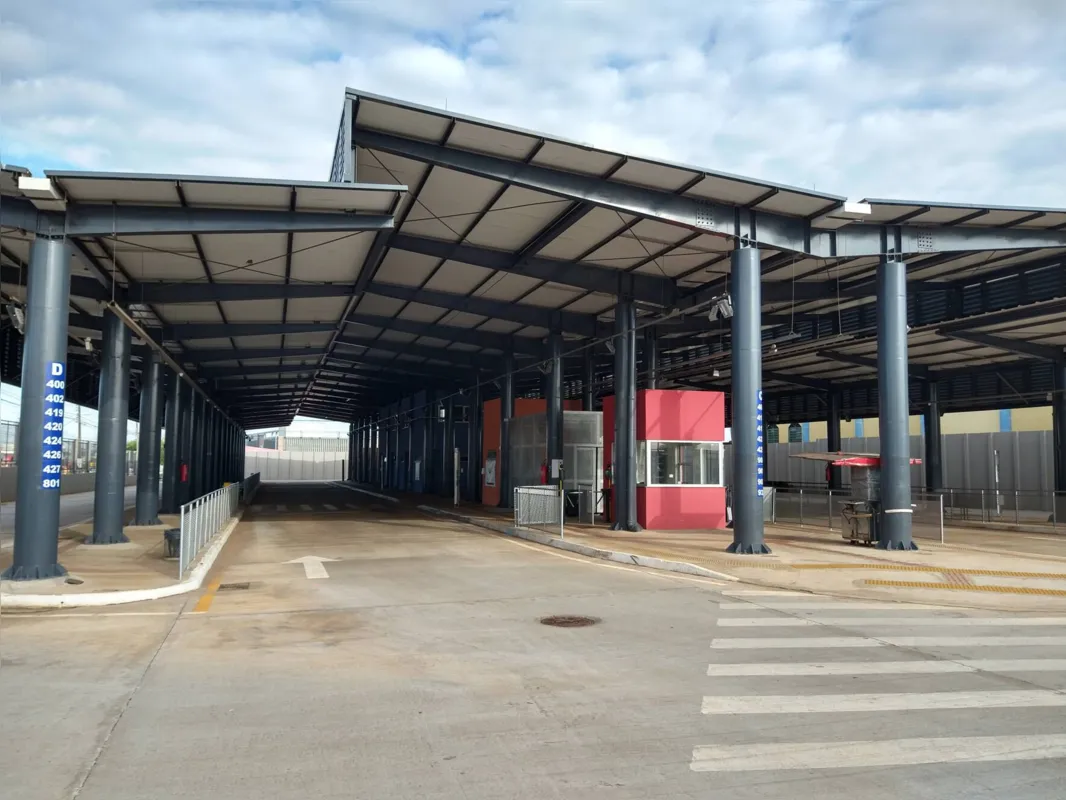 Imagem ilustrativa da imagem Terminais vazios e população à espera de transporte alternativo