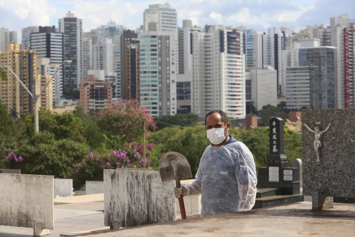 Washington Luiz de Freitas é coveiro há sete anos: “Dói muito ouvir o filho chamar o pai sem entender o que houve, fica perguntando o que está acontecendo” 