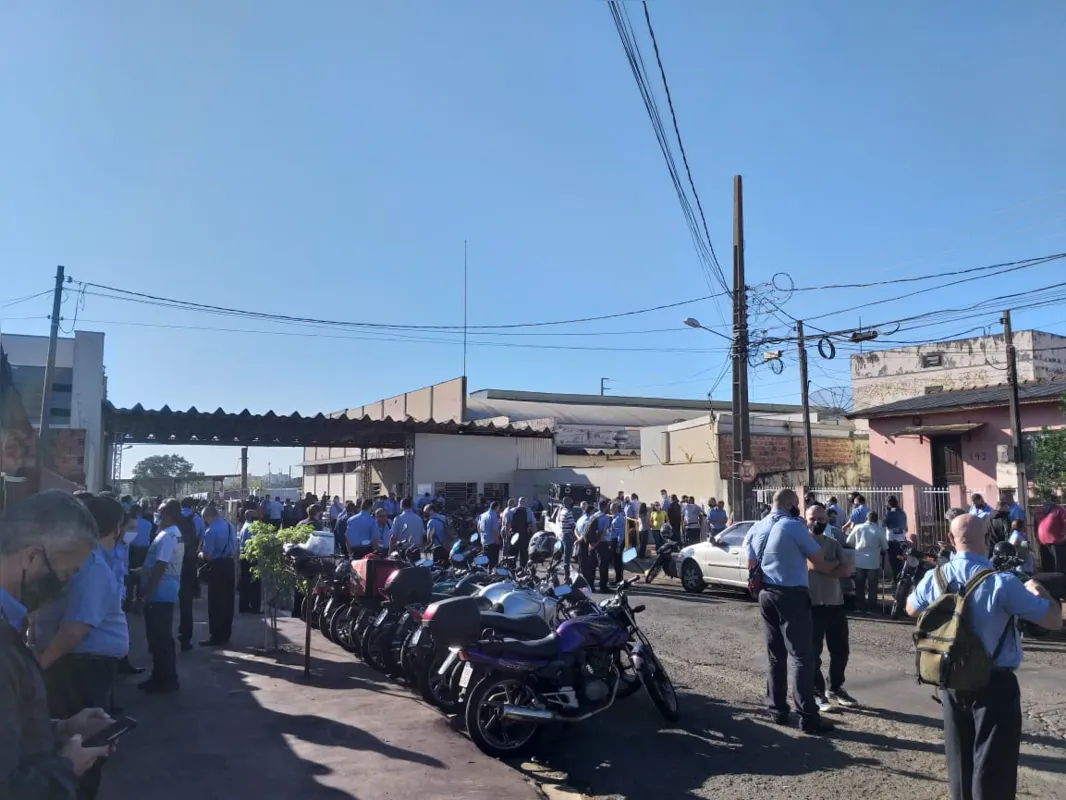 Assembleias foram realizadas em frente às garagens das empresas nas primeiras horas da manhã