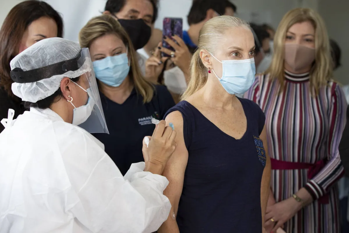 Fátima Hirth Ruiz, enfermeira que atuou na linha de frente e a primeira vacinada em Londrina: "A gente está bem cansada, mas não pode perder a fé"