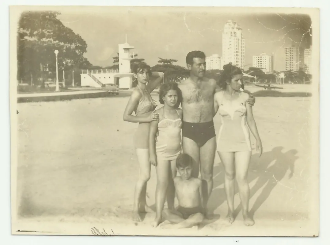 Na praia em 1956 com mãe, pai, irmã e a babá Lucinda Grotti