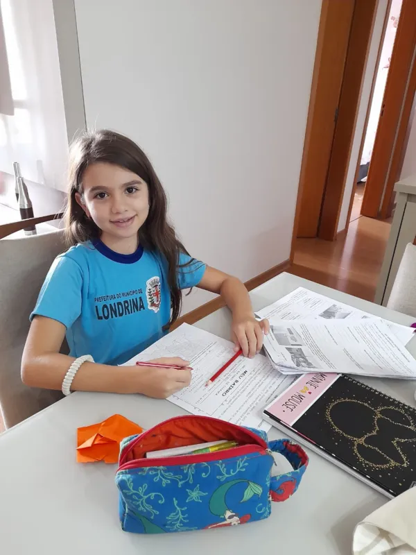  A mãe de Maria Eduarda, Patrícia Helena Bortotti Magro, acha que o mais importante é preservar a vida e que o governo deveria ter ao menos um plano para vacinar professores para haver mais segurança
